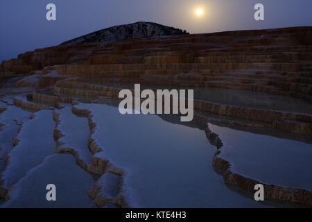 Badab Soort hot springs et terrasses minérales naturelles en Iran à province de Mazandaran. Banque D'Images