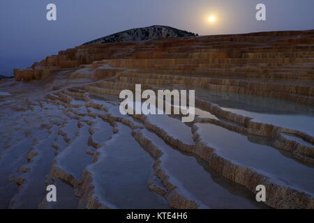 Badab Soort hot springs et terrasses minérales naturelles en Iran à province de Mazandaran. Banque D'Images