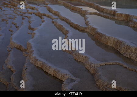 Badab Soort hot springs et terrasses minérales naturelles en Iran à province de Mazandaran. Banque D'Images