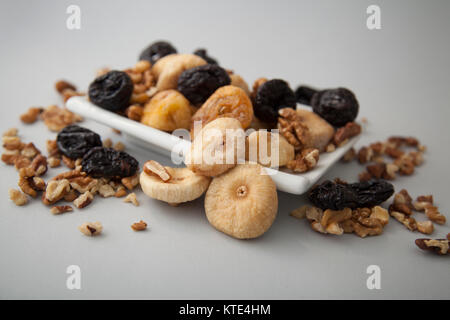 Fruits secs figues et prunes sur fond de bois Banque D'Images