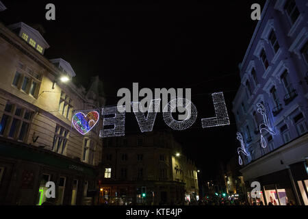 Une lumière de Noël à lire 'Love', vus de derrière, dans un milieu urbain street à Brighton, West Sussex, Angleterre, Royaume-Uni. Banque D'Images