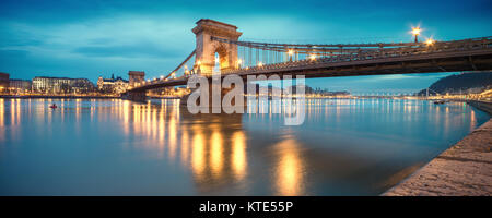 Czechenyi Pont des Chaînes à Budapest, Hongrie, tôt le matin. L'accent sur le pont. Panorama photo Banque D'Images