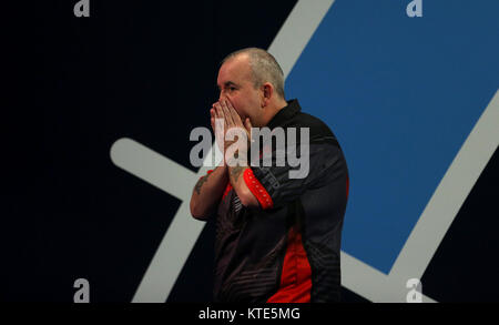 Phil Taylor réagir pendant dix jours du championnat du monde de fléchettes William Hill à l'Alexandra Palace, Londres. Banque D'Images