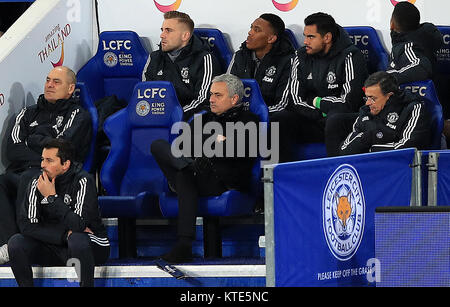 Manchester United manager Jose Mourinho (centre) réagit après la ville de Leicester Harry Maguire (pas sur la photo) marque son deuxième but de côtés du jeu pendant la Premier League match à la King Power Stadium, Leicester. Banque D'Images