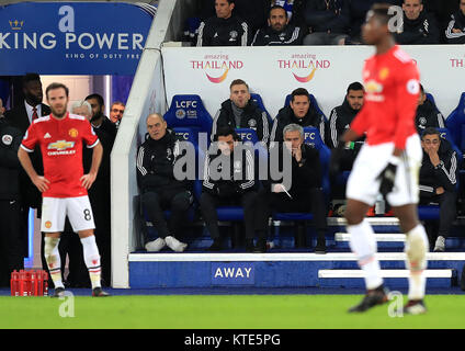 Manchester United manager Jose Mourinho (à droite) et l'entraîneur Ricardo Formosinho (centre) au cours de la Premier League match à la King Power Stadium, Leicester. Banque D'Images