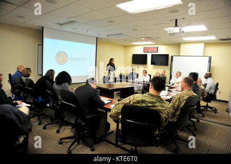 Lacey Thomasson (debout), de l'argent jaquettes coordonnateur avec la U.S. Army Corps of Engineers du District de Nashville, mémoires du leadership de la ville de Nashville, Memphis, New York District Emergency Management Agency et Tennessee National Guard lors d'une réunion de partenariat de TEMA siège à Nashville, Tenn., 19 déc., 2017. ( Banque D'Images