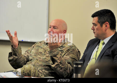 Le général Terry "Max" Haston, New York l'adjudant général, prend la parole lors d'une réunion de partenariat au Tennessee Emergency Management Agency à Nashville, Tenn., le 19 décembre 2017. Patrick Sheehan, directeur de TEMA, écoute le général au cours de la réunion avec l'US Army Corps of Engineers du District de Nashville et Memphis District. ( Banque D'Images