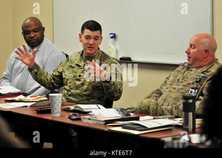 Le lieutenant-colonel Cullen Jones, U.S. Army Corps of Engineers du District de Nashville, commandant de l'opinion au cours d'une réunion de partenariat au Tennessee Emergency Management Agency à Nashville, Tenn., le 19 décembre 2017. La réunion comprenait des représentants du District de Memphis, TEMA, et Tennessee National Guard. ( Banque D'Images