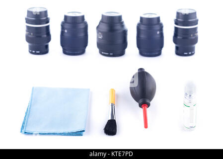 Kit de nettoyage pour les objectifs d'appareil photo sur un fond blanc, photographe professionnel, accessoires de nettoyage des lentilles, la bannière Banque D'Images