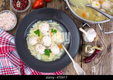 Soupe au poulet avec les vermicelles et boulettes de viande. Studio Photo Banque D'Images