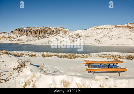 Journée froide dans les montagnes du Colorado avec beau soleil et une table de pique-nique avec vue sur la rivière Gunnison Banque D'Images