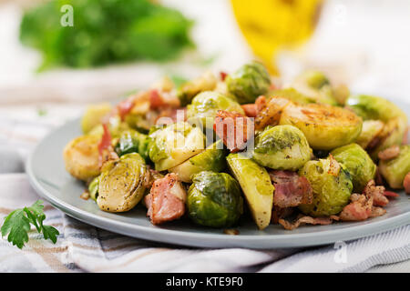 Les choux de Bruxelles. Choux de Bruxelles aux lardons grillés. Délicieux déjeuner.
