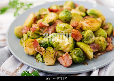 Les choux de Bruxelles. Choux de Bruxelles aux lardons grillés. Délicieux déjeuner.