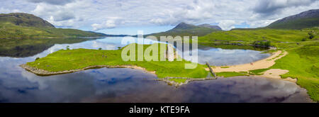Ardvreck Castle, château en ruine près de Loch Assynt à Sutherland, de l'Écosse. Banque D'Images