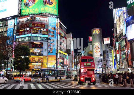 Un bus à impériale de Londres de la conduite sur le fameux croisement de Shibuya à Tokyo, Japon. Banque D'Images
