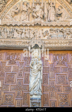 Sculpture gothique de la Vierge Marie, façade de la cathédrale. Leon, Espagne. Banque D'Images