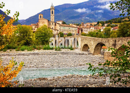 Belle vue,village Bobbio avec vieux pont et maisons traditionnelles,Emilia Romagna,Italie. Banque D'Images