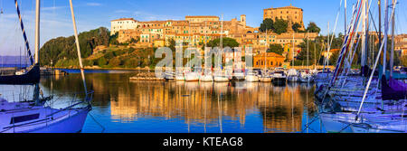 Village de Capodimonte impressionnant sur le coucher du soleil, près de Viterbe, Latium, Italie. Banque D'Images