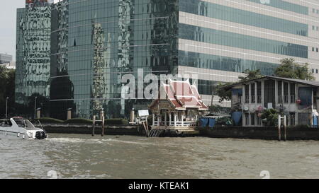 Sanctuaire bouddhiste en face de bâtiment CAT Chao Phraya, avec une atmosphère romantique Bangkok Thaïlande Banque D'Images