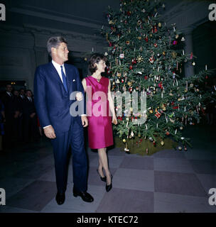 12 décembre 1962 Président et Mme Kennedy faire une apparition à la fête de Noël du personnel de la Maison Blanche près de l'arbre de Noël dans le Hall de la Croix, 12 décembre 1962. Banque D'Images