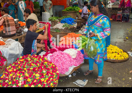 Femme fleur, Krishnarajendra au décrochage du marché, Bangalore, Karnataka, Inde. Banque D'Images