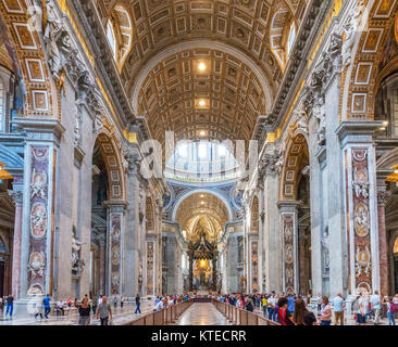 Nef de la Basilique Saint-Pierre, Vatican, Rome, Italie Banque D'Images