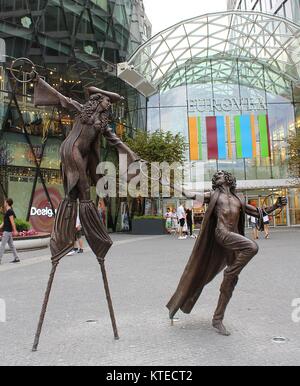 Des sculptures modernes en face du centre Eurovea comprenant, centre commercial à Bratislava, Slovaquie Banque D'Images