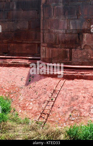 Ancienne échelle en bois contre le mur, prise à Fort Rouge Delhi Inde Banque D'Images