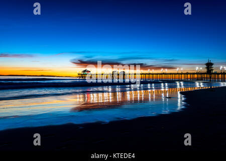 Paysage surréaliste au coucher du soleil au-dessous de l'horizon le long de Huntington Beach, jetant une belle lueur et paysage paisible. Banque D'Images