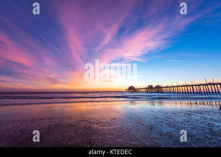 Paysage surréaliste au coucher du soleil au-dessous de l'horizon le long de Huntington Beach, jetant une belle lueur et paysage paisible. Banque D'Images