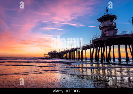 Paysage surréaliste au coucher du soleil au-dessous de l'horizon le long de Huntington Beach, jetant une belle lueur et paysage paisible. Banque D'Images