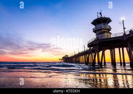 Paysage surréaliste au coucher du soleil au-dessous de l'horizon le long de Huntington Beach, jetant une belle lueur et paysage paisible. Banque D'Images
