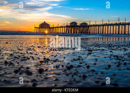 Paysage surréaliste au coucher du soleil au-dessous de l'horizon le long de Huntington Beach, jetant une belle lueur et paysage paisible. Banque D'Images