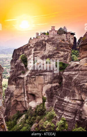 Les Météores monastère à Rocky dans le coucher du soleil, Trikala, région de la Grèce. Banque D'Images