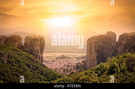 Vue panoramique du monastère de Meteora, à sunrise, région de Trikala, Grèce. Banque D'Images