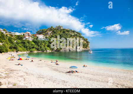 Belle plage de Valtos près de la ville de Parga de Syvota région en Grèce. Banque D'Images