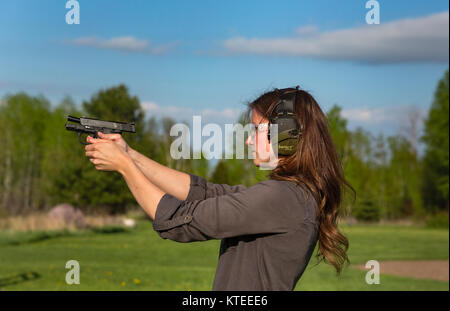 Jeune femme le tournage d'un Smith & Wesson M&P pistolet Bouclier Banque D'Images