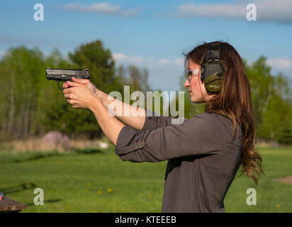 Jeune femme le tournage d'un Smith & Wesson M&P pistolet Bouclier Banque D'Images