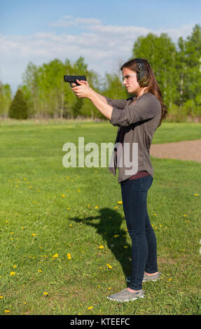 Jeune femme le tournage d'un Smith & Wesson M&P pistolet Bouclier Banque D'Images