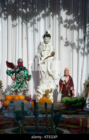 Statue du dieu chinois Guan Yin sur l'autel de Dieu sur la rue de la Procession du festival du Nouvel An chinois au 101 anniversaire de la Thaïlande. Banque D'Images