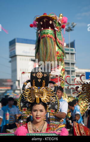 NAKORNSAWAN,THAÏLANDE - JANVIER 31,2017 : belle femme non identifiée avec le dragon voir la parade lors des célébrations du Nouvel An chinois . Banque D'Images