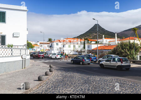 Vila Baleira, Portugal - 18 août 2017 : Vila Baleira la seule ville et capitale de l'île de Porto Santo, Madère, les gens ordinaires à pied la rue Banque D'Images