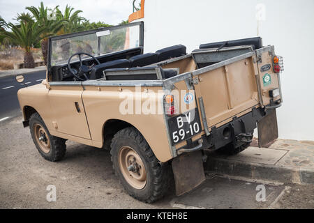 Vila Baleira, Portugal - 19 août 2017 : Land Rover Series III véhicule hors route est garé sur la route en journée d'été, vue arrière Banque D'Images