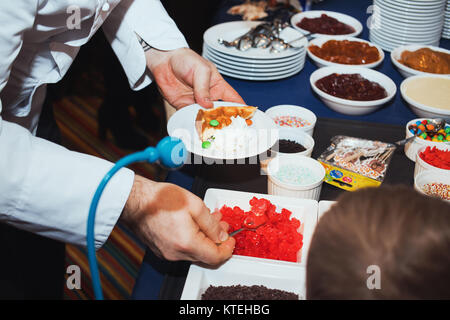 Le chef prépare les gaufres desserts Banque D'Images