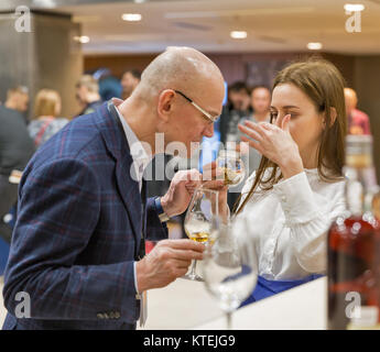 KIEV, UKRAINE - 25 NOVEMBRE 2017 : les personnes non reconnu de Single Malt Scotch Whisky dégustation au 3ème Festival ukrainien de Parkovy Dram Whisky Exposition C Banque D'Images