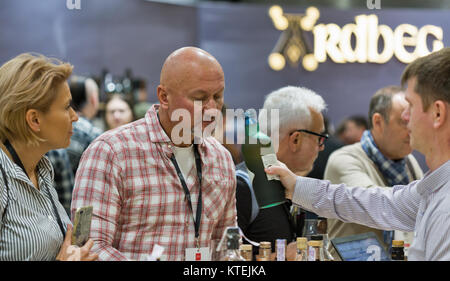 KIEV, UKRAINE - 25 NOVEMBRE 2017 : les personnes non reconnu de Single Malt Scotch Whisky dégustation au 3ème Festival ukrainien de Parkovy Dram Whisky Exposition C Banque D'Images