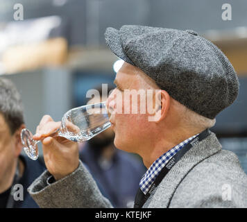 KIEV, UKRAINE - 25 NOVEMBRE 2017 : l'homme non reconnu de Single Malt Scotch Whisky dégustation au 3ème Festival ukrainien de Parkovy Dram Whisky exposition 100 Banque D'Images