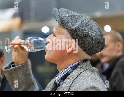 KIEV, UKRAINE - 25 NOVEMBRE 2017 : l'homme non reconnu de Single Malt Scotch Whisky dégustation au 3ème Festival ukrainien de Parkovy Dram Whisky exposition 100 Banque D'Images