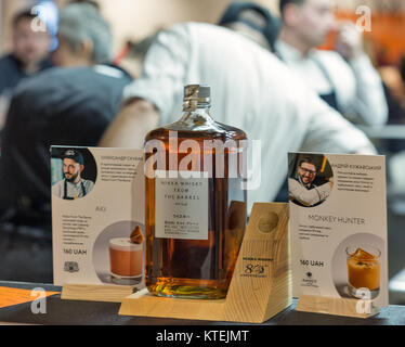 KIEV, UKRAINE - 25 NOVEMBRE 2017 : Nikka Whisky de la distillerie japonaise Canon gros plan bouteille sur stand lors de la 3e Festival ukrainien de Dram de whisky en P Banque D'Images