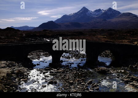 Vieux pont de pierre sur la rivière Slichagan à l'île de Skye en Ecosse avec le Black Cuillin en arrière-plan Banque D'Images